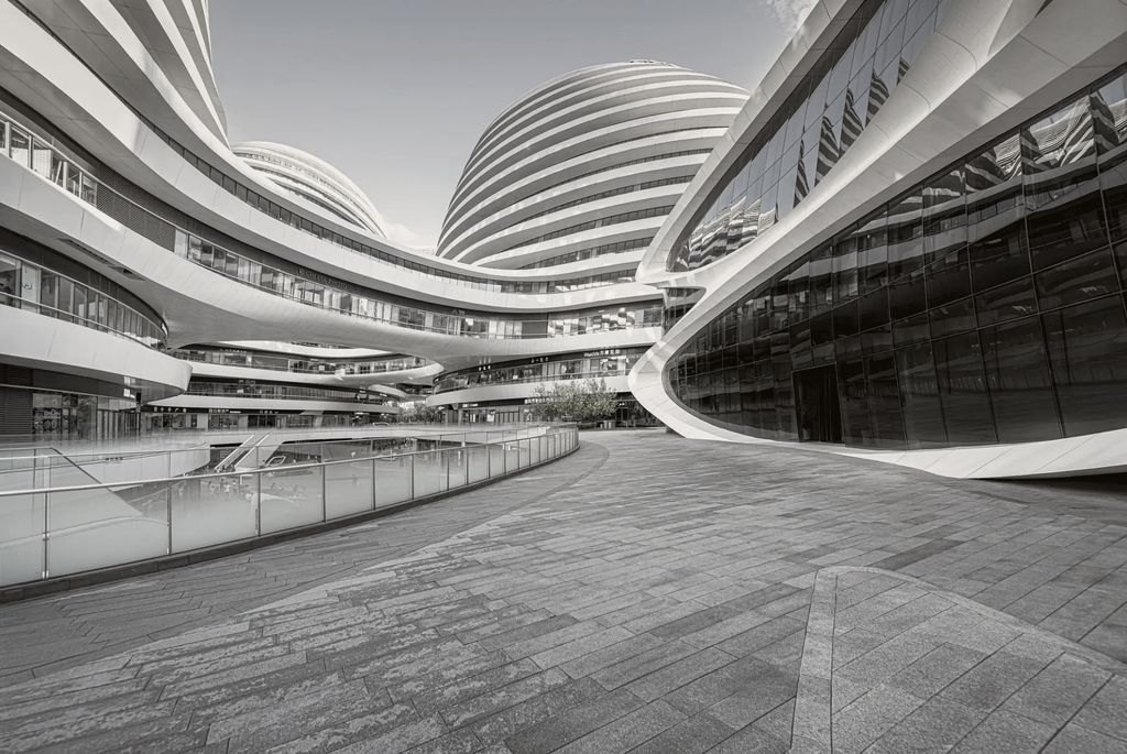 Moderne Architektur mit geschwungenen Fassaden